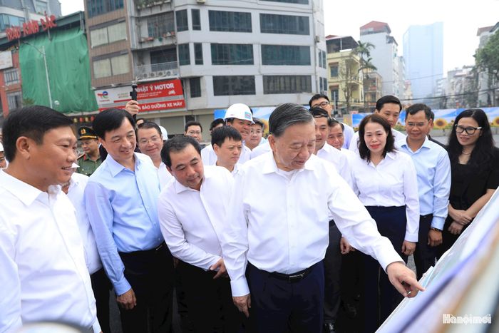 Tổng Bí thư, Chủ tịch nước Tô Lâm kiểm tra dự án đường Vành đai 2,5 đoạn qua phường Cầu Giấy.