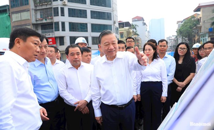 Tổng Bí thư, Chủ tịch nước Tô Lâm cùng các đồng chí lãnh đạo Trung ương, thành phố Hà Nội kiểm tra tiến độ Dự án đường Vành đai 2,5 đoạn qua địa bàn phường Cầu Giấy.
