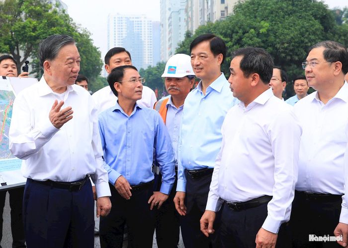 Tổng Bí thư, Chủ tịch nước Tô Lâm trao đổi với các đồng chí lãnh đạo Trung ương, thành phố Hà Nội.