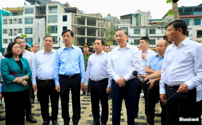 Tổng Bí thư, Chủ tịch nước Tô Lâm cùng các đồng chí lãnh đạo Trung ương, thành phố Hà Nội kiểm tra tiến độ thi công Dự án bãi đỗ xe, cây xanh thuộc khu vực giữa đường Vành đai 1 và đường La Thành (địa bàn phường Ô Chợ Dừa).