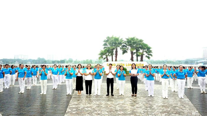Lãnh đạo Ủy ban MTTQ Việt Nam phường và lãnh đạo Hội LHPN phường Việt Hưng động viên hội viên tham gia đồng diễn. Ảnh: B.Duy