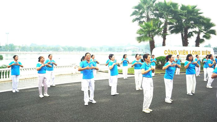 Anh Lê Văn Huệ, Trưởng ban Công tác Mặt trận Tổ dân phố Thượng Thanh 2 cùng tham gia màn đồng diễn với chị em phụ nữ Việt Hưng. Ảnh: B.Duy