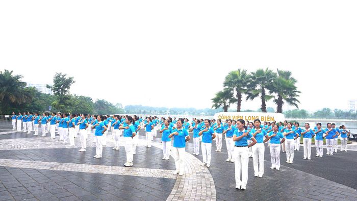 Màn đồng diễn thu hút sự tham gia nhiệt tình của hội viên đến từ các chi hội phụ nữ trên địa bàn phường. Ảnh: B.Duy
