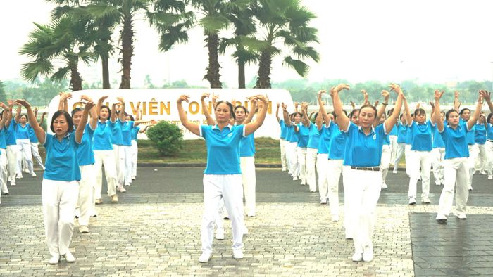 Phụ nữ Việt Hưng tự tin, khỏe khoắn hòa mình theo lời hát. Ảnh: B.Duy