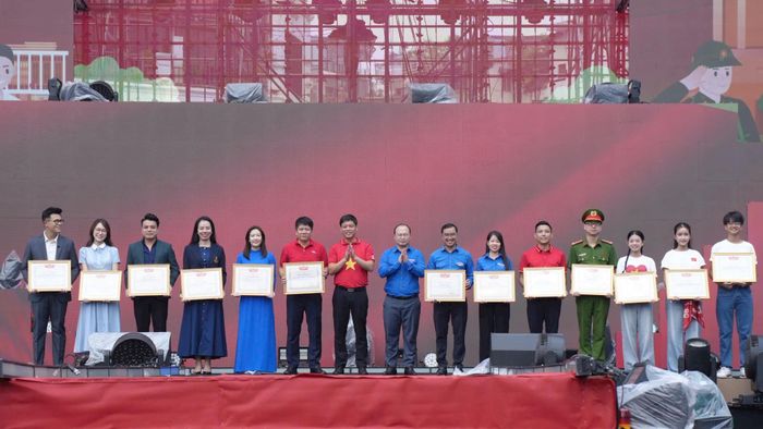 Trung ương Hội trao tặng Bằng khen cho các cá nhân có thành tích xuất sắc nhất trong công tác tổ chức, triển khai Hành trình “Tôi yêu Tổ quốc tôi” năm 2026. Ảnh: Phạm Mạnh