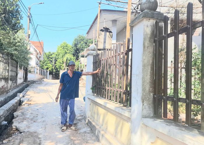 Ông Phạm Văn Hưng, người dân thôn Phú Nhiêu cho biết sẵn sàng hiến đất để tuyến đường ngõ thẳng và đẹp hơn. Ảnh: NM