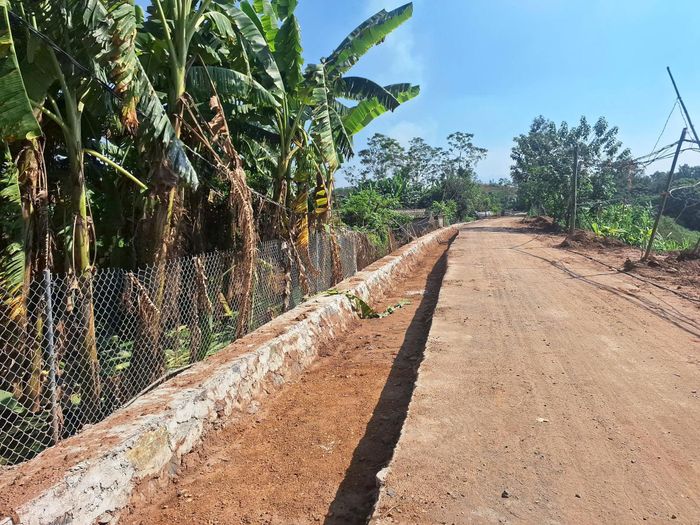 Tuyến đường giao thông đang được mở rộng ở Phú Nhiêu. Ảnh: NM