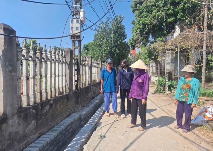 Đường ngõ xóm ở Phú Nhiêu, thôn Trung Hà đang được đầu tư có sự chung sức hiến đất của nhân dân. Ảnh: NM