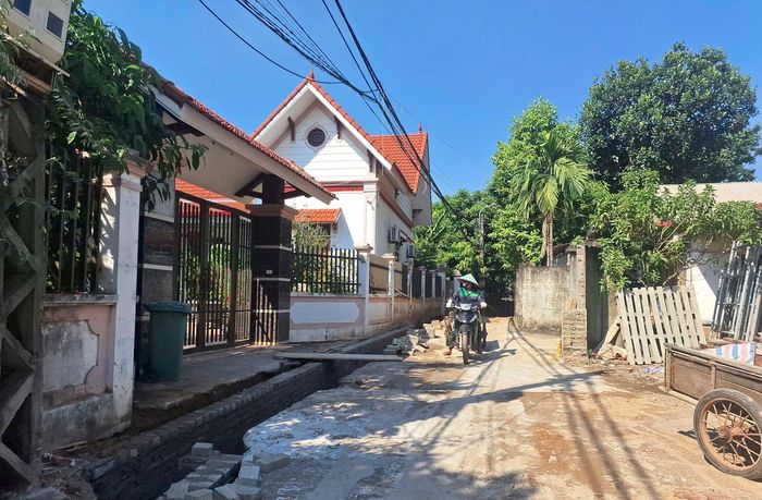 Các tuyến đường hoàn thành sẽ giúp thuận tiện hơn cho giao thông và sinh hoạt của người dân góp phần vào thành công trong xây dựng nông thôn mới. Ảnh: NM