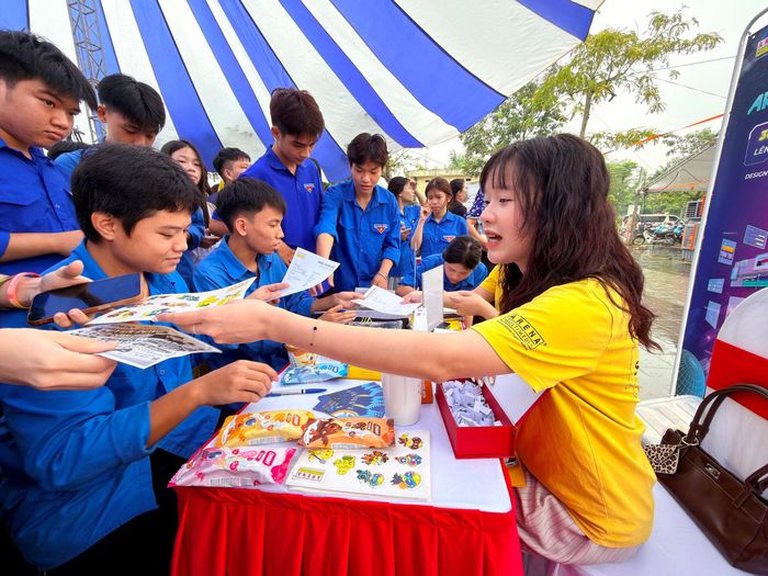 Các đoàn viên, thanh niên trên địa bàn xã Phúc Thịnh tìm hiểu về các cơ hội việc làm tại ngày hội. Ảnh: Thanh Hà