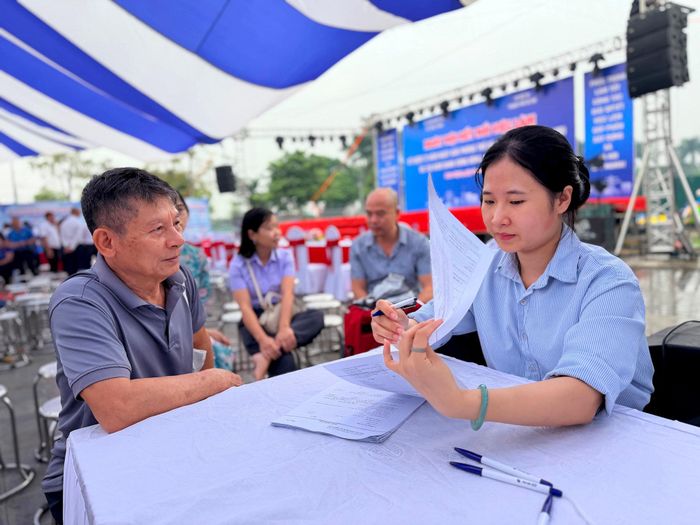 Người dân trên địa bàn xã Phúc Thịnh tham gia tìm kiếm cơ hội việc làm tại ngày hội. Ảnh: Thanh Hà