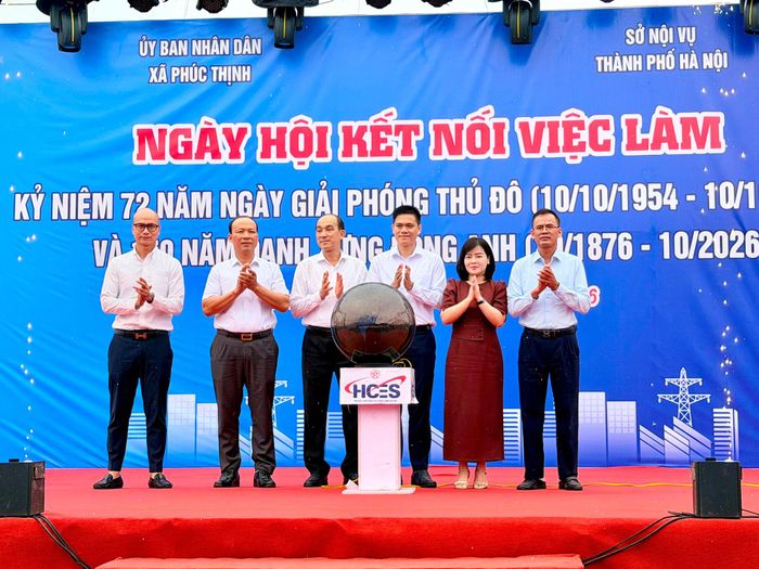 Các đại biểu khai mạc ngày hội kết nối việc làm tại xã Phúc Thịnh. Ảnh: Thanh Hà