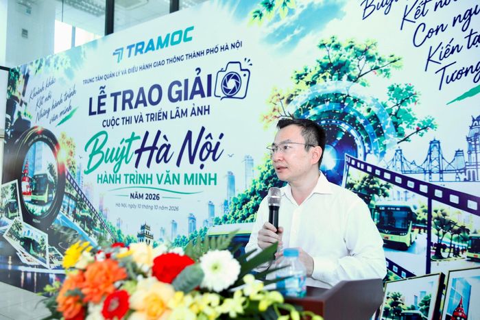 Ông Thái Hồ Phương, Giám đốc Trung tâm Quản lý và Điều hành giao thông thành phố Hà Nội phát biểu tại triển lãm. Ảnh: Tuấn Lương.