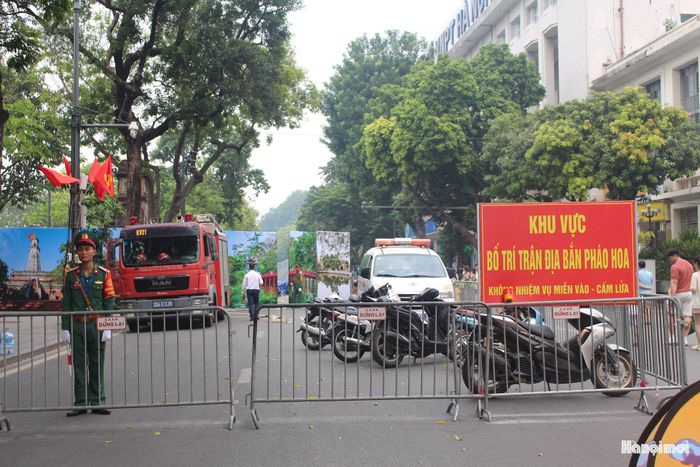 Khu vực bắn pháo hoa được bảo vệ nghiêm ngặt, đảm bảo an toàn tuyệt đối tại các trận địa. Ảnh: Mộc Miên