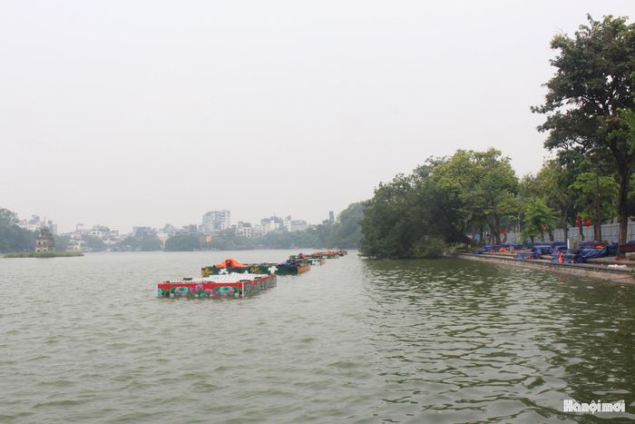 Trận địa pháo hoa tại hồ Hoàn Kiếm đã hoàn tất công tác chuẩn bị vào sáng 10-10. Ảnh: Mộc Miên