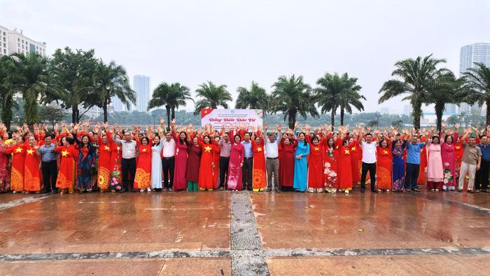 Lãnh đạo phường Đại Mỗ chúc mừng và chung vui cùng các chi hội phụ nữ sau màn đồng diễn thành công. Ảnh: PV