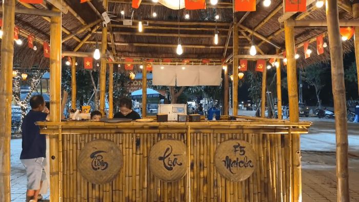 Các quầy dịch vụ ẩm thực tạo nguồn thu nhập ổn định cho các hộ dân tại xã đảo. Ảnh: PV