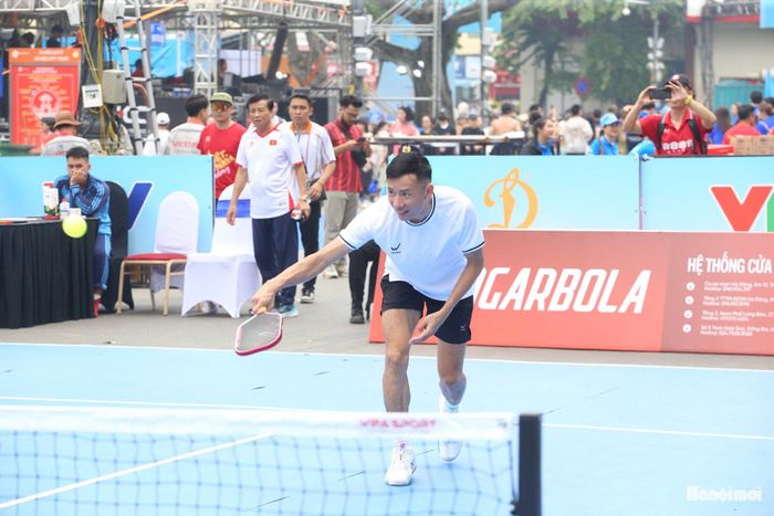 Trong 2 ngày 10 và 11-10, khu vực hồ Hoàn Kiếm trở thành không gian trải nghiệm thể thao cộng đồng với các hoạt động biểu diễn, hướng dẫn kỹ thuật cơ bản, giao lưu giữa vận động viên, huấn luyện viên với người dân và giới thiệu nhiều hình thức vận động phù hợp với các lứa tuổi.