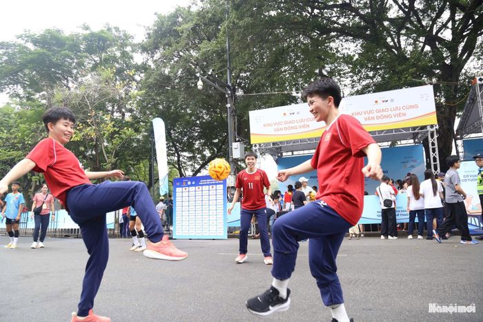Khu vực bộ môn cầu mây nhận được sự quan tâm của người dân.