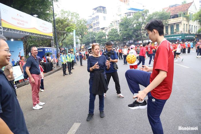 Du khách nước ngoài trải nghiệm bộ môn cầu mây cùng các tuyển thủ mới giành Huy chương vàng ASIAD 20.