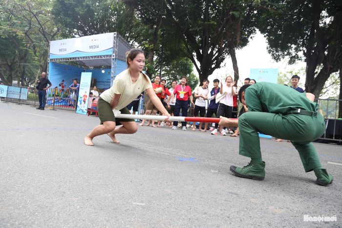 Các bộ môn thể thao dân tộc thiểu số cũng thu hút nhiều người dân tại khu vực hồ Hoàn Kiếm.