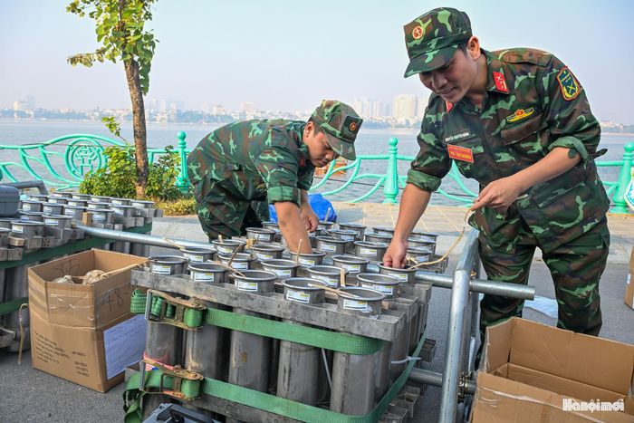 Để chuẩn bị cho màn trình diễn, Ban Chỉ huy quân sự phường Tây Hồ đã chủ động bố trí nhân lực, vật lực và các điều kiện cần thiết, phục vụ việc vận hành hệ thống pháo nước, pháo hỏa thuật theo nền nhạc.