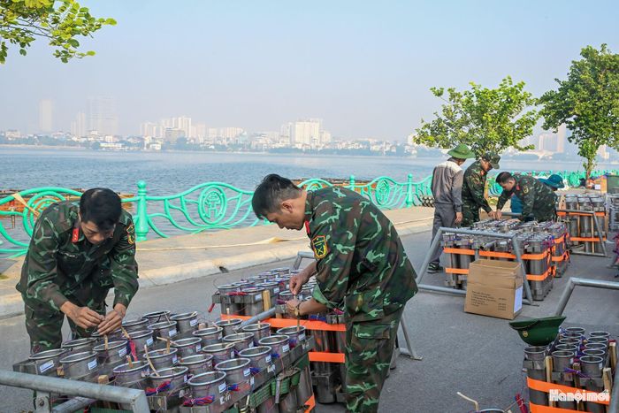 Trận địa số 2 tại khu vực phố Quảng Khánh (phường Tây Hồ) có lượng pháo tầm cao lớn nhất đợt này với 1.800 quả, cùng 475 quả pháo tầm thấp. Lần đầu tiên, người dân Thủ đô được chiêm ngưỡng 200 quả pháo nổ nước kết hợp 900 giàn hỏa thuật dàn trải trên mặt hồ Tây, tạo nên “vũ điệu ánh sáng” ngoạn mục trên sóng nước.