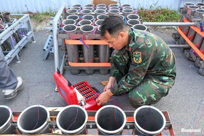 Các ống phóng được bố trí đúng vị trí trong sơ đồ; mỗi ống được dán mã số tương ứng với vị trí lắp đặt và chủng loại pháo. Sau khi tập kết, từng quả pháo được đưa vào ống phóng, các dây dẫn và kíp nổ được đấu nối theo đúng yêu cầu kỹ thuật.