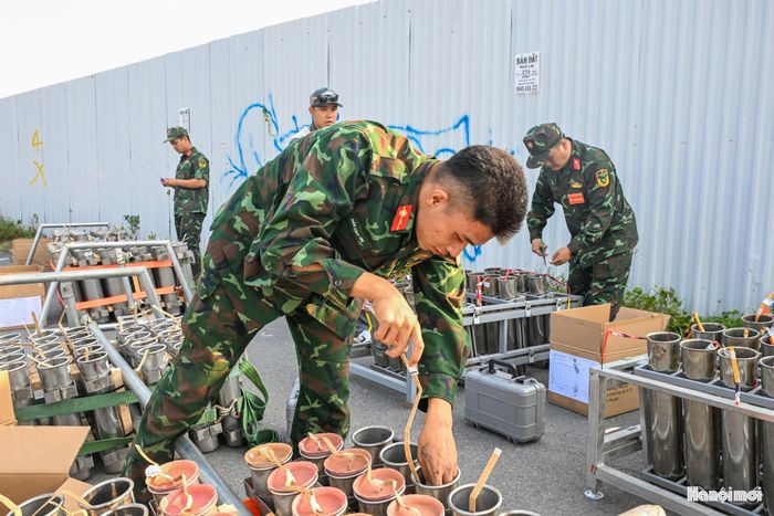 Theo kế hoạch, màn trình diễn tại Hồ Tây kéo dài 15 phút, từ 21h đến 21h15 ngày 10-10, đồng thời với hai điểm bắn tại hồ Hoàn Kiếm và hồ Văn Quán.