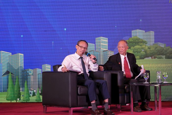 TS Cấn Văn Lực và TS Nguyễn Minh Phong chia sẻ tại diễn đàn. Ảnh: Minh Đức