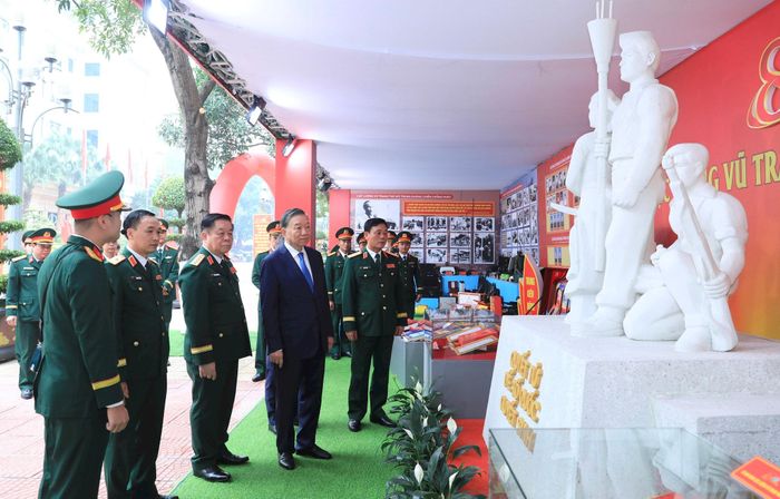 Tổng Bí thư, Chủ tịch nước Tô Lâm và các đại biểu tham quan trưng bày truyền thống về Lực lượng vũ trang Thủ đô. Ảnh Quang Thái