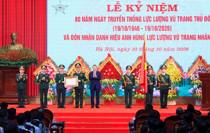 Tổng Bí thư, Chủ tịch nước Tô Lâm, Bí thư Quân ủy Trung ương trao Danh hiệu Anh hùng Lực lượng vũ trang nhân dân tặng Bộ Tư lệnh Thủ đô Hà Nội. Ảnh Quang Thái