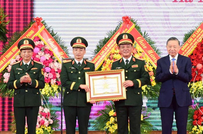 Tổng Bí thư, Chủ tịch nước Tô Lâm, Bí thư Quân ủy Trung ương trao Danh hiệu Anh hùng Lực lượng vũ trang nhân dân tặng Bộ Tư lệnh Thủ đô Hà Nội. Ảnh Quang Thái