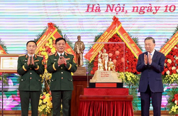 Lãnh đạo Bộ Tư lệnh Thủ đô Hà Nội trao quà tặng Tổng Bí thư, Chủ tịch nước Tô Lâm. Ảnh: Quang Thái