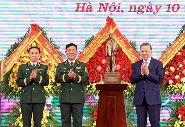 Tổng Bí thư, Chủ tịch nước Tô Lâm trao quà tặng Bộ Tư lệnh Thủ đô Hà Nội. Ảnh Quang Thái