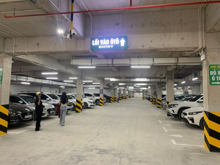 Tầng hầm phục vụ đỗ xe trong bến. Ảnh: Tuấn Lương.