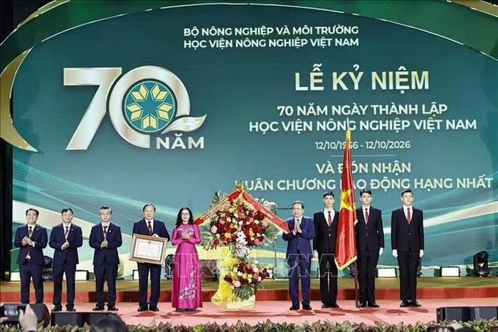 Chủ tịch Quốc hội Trần Thanh Mẫn trao Huân chương Lao động hạng Nhất cho Học viện Nông nghiệp Việt Nam. Ảnh: TTXVN