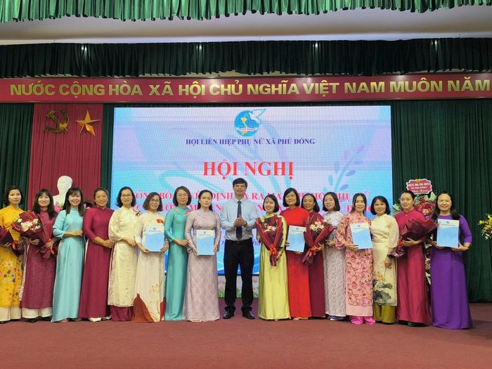 Hội xã trao quyết định thành lập và ra mắt chi hội phụ nữ tại 5 trường mầm non trên địa bàn. Ảnh PV