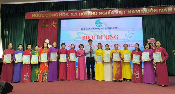 Cán bộ, hội viên phụ nữ tiêu biểu được Hội biểu dương khen thưởng. Ảnh PV