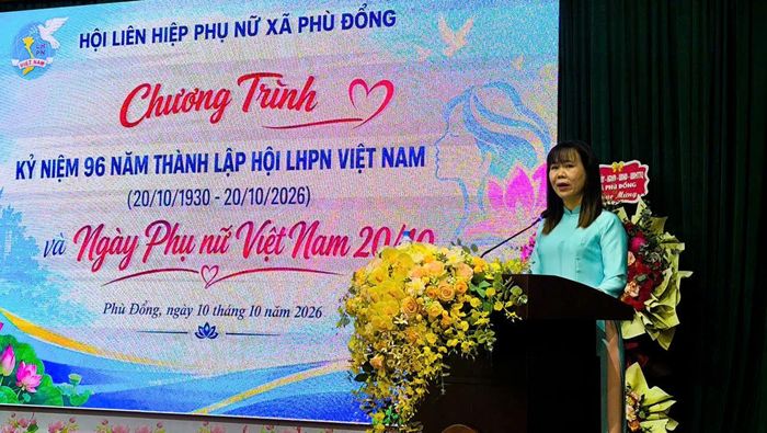 Chủ tịch Hội Liên hiệp phụ nữ xã Phù Đổng Trần Thị Thu Liên khai mạc chương trình. Ảnh PV