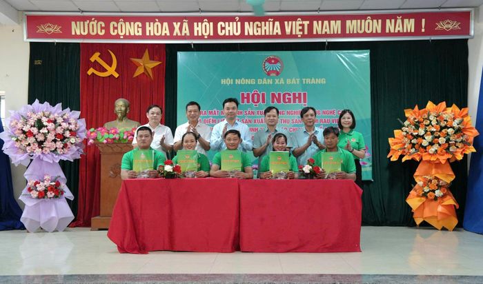 Hợp tác xã Nông ngư nghiệp phát triển Kim Đức ký kết với hội viên Chi hội nghề nghiệp Liên kết sản xuất tiêu thụ rau VietGAPnKim Đức. Ảnh: Kim Anh 