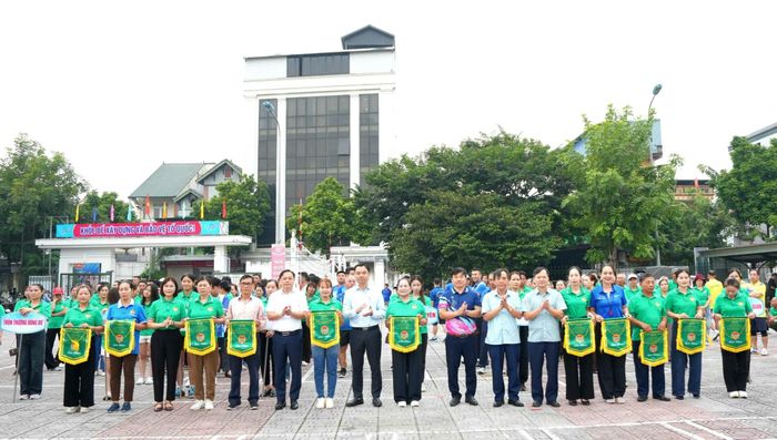 Lãnh đạo Đảng ủy, Hội Nông dân xã Bát Tràng trao cờ lưu niệm cho các đội tham gia Hội khỏe. Ảnh: Kim Anh