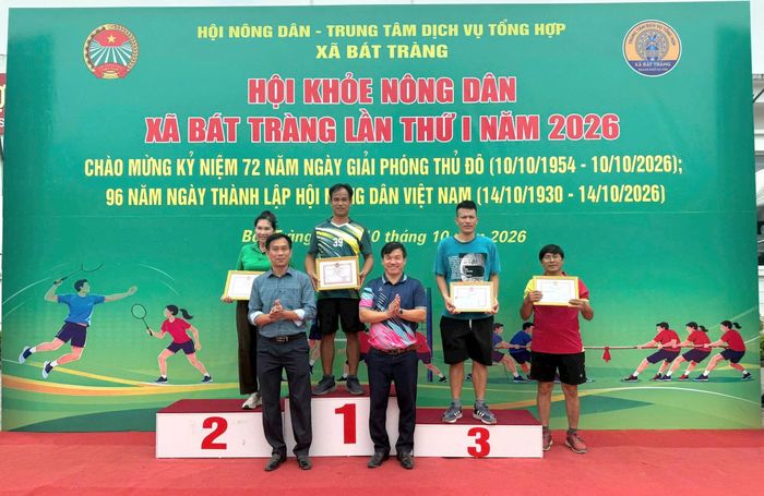 Ban tổ chức trao giải cho các đội. Ảnh: Kim Anh