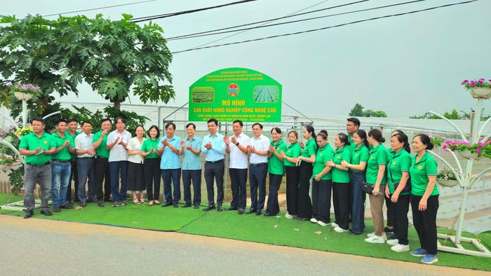 Hội nông dân xã Bát Tràng ra mắt mô hình trồng dâu tây ứng dụng công nghệ cao. Ảnh: Kim Anh