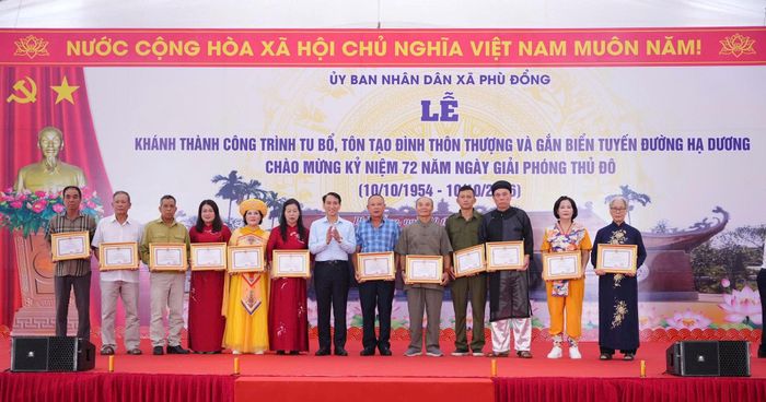 Phó Chủ tịch HĐND xã Phù Đổng Trần Trung Tuyết biểu dương khen thưởng các cá nhân, tập thể có thành tích thực hiện công trình. Ảnh: Nguyễn Sơn