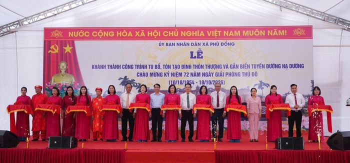 Các đại biểu thực hiện nghi thức cắt băng khánh thành công trình. Ảnh: Nguyễn Sơn