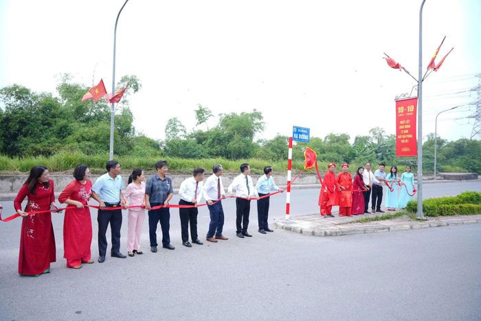 Các đại biểu thực hiện nghi thức gắn biển tuyến đường Hạ Dương. Ảnh: Nguyễn Sơn