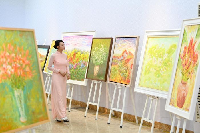 Tham quan triển lãm. Ảnh: Thế Đại