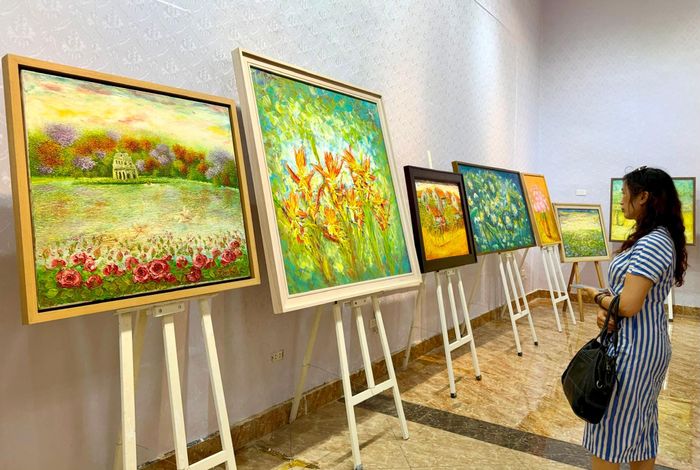 Tham quan triển lãm. Ảnh: Thụy Du