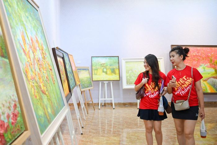 Tham quan triển lãm. Ảnh: Thế Đại
